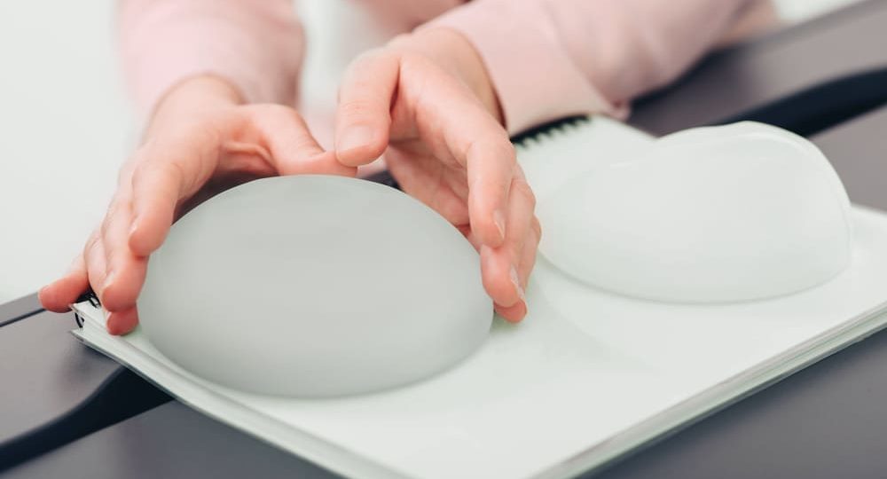 Tipos de implantes de senos: cómo elegir el ideal según tu estilo de vida