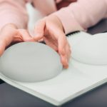 Tipos de implantes de senos: cómo elegir el ideal según tu estilo de vida